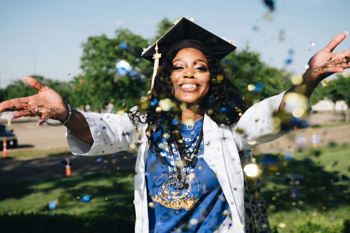 12 Summer Scholarships for Nursing Students 🧑‍⚕